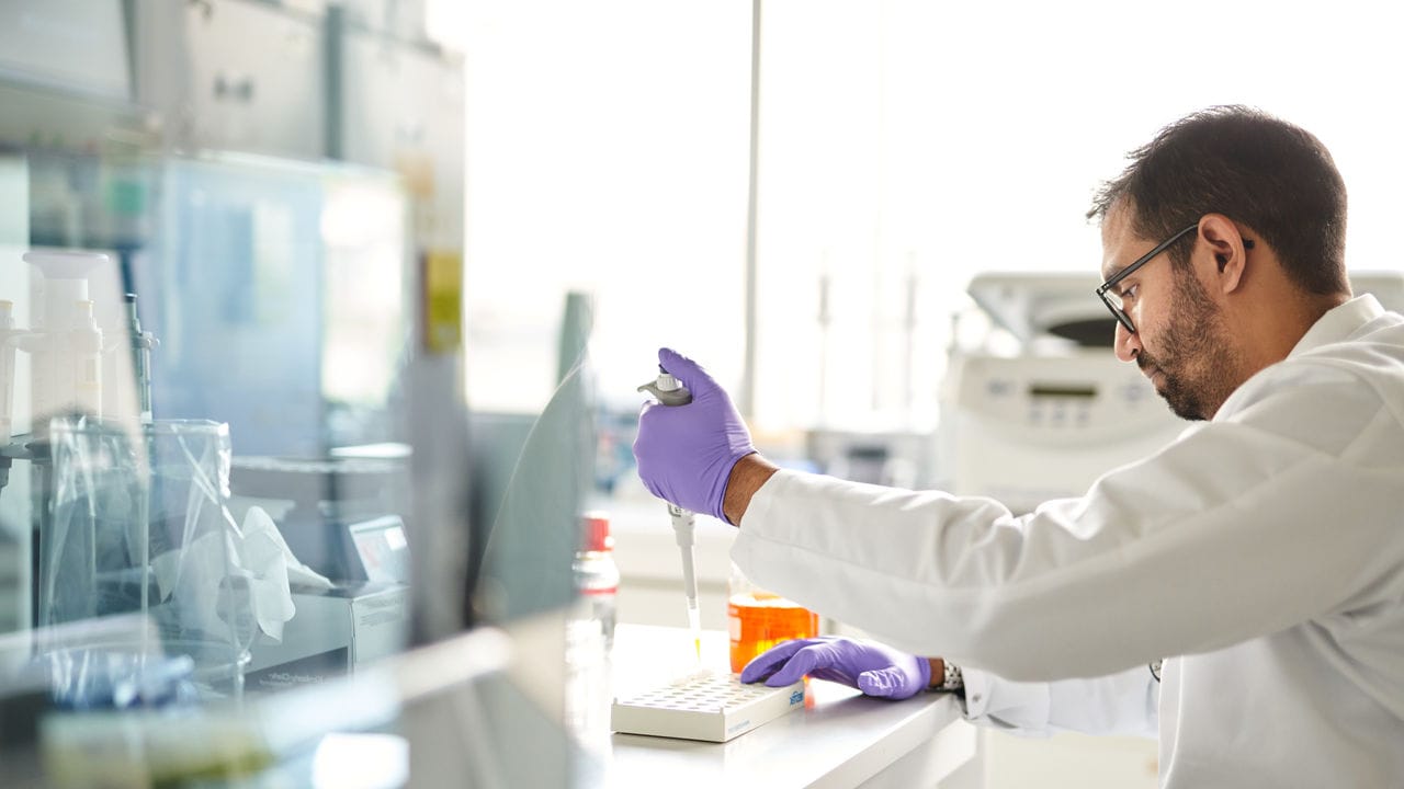 Man pipetting in the laboratory