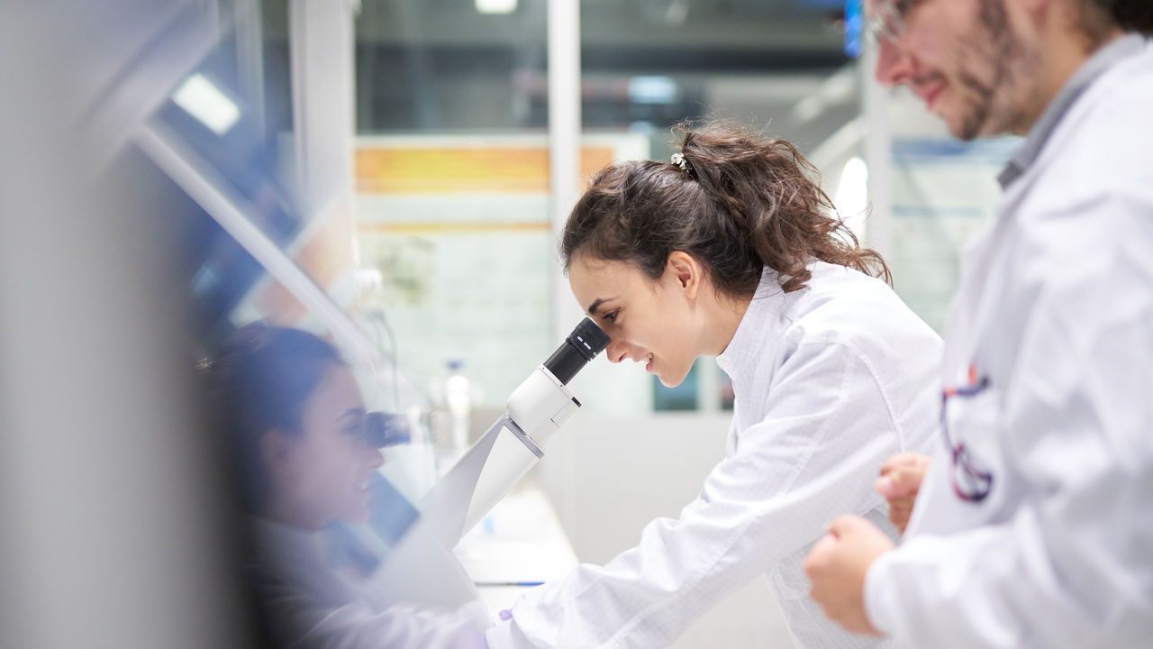 Female and male scientists in the lab